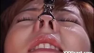 Ji atsigulė ant lovo ...