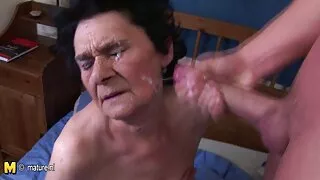Dvi gražuolės aptarn ...