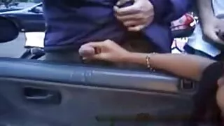 Mergina važinėja dil ...