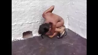 pozuoja prieš veidro ...