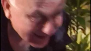 Vyras pagriebė mergi ...