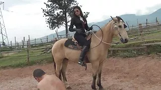 Žymi gražuolė suspau ...