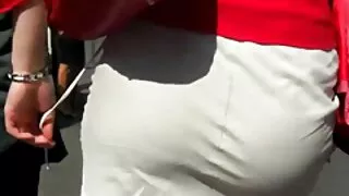 Visiškai nusirengia  ...